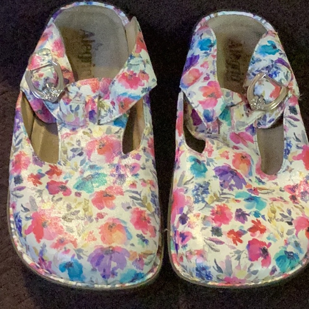 Nice mules size 40. Colors white with pink,purple and turquoise designs.